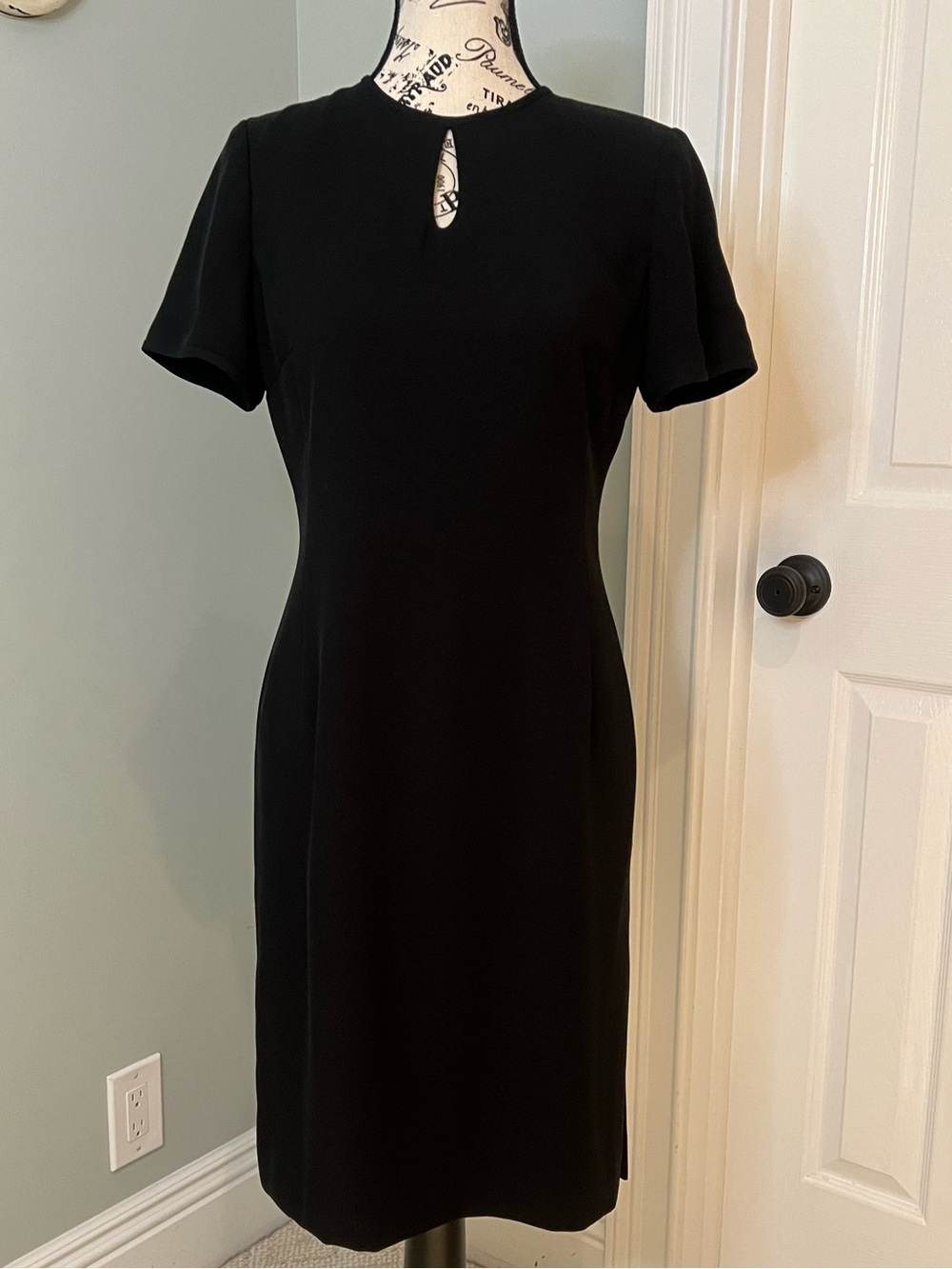 Vintage David Warren Black Key Hole Dress | Size 6P | Shoulder Pads | Classic
